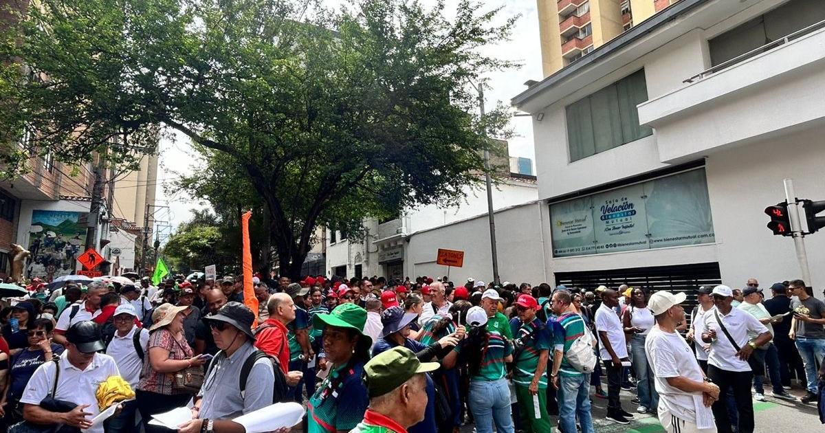 Docentes se movilizan por las vías del centro de Medellín para reclamar un mejor servicio de salud