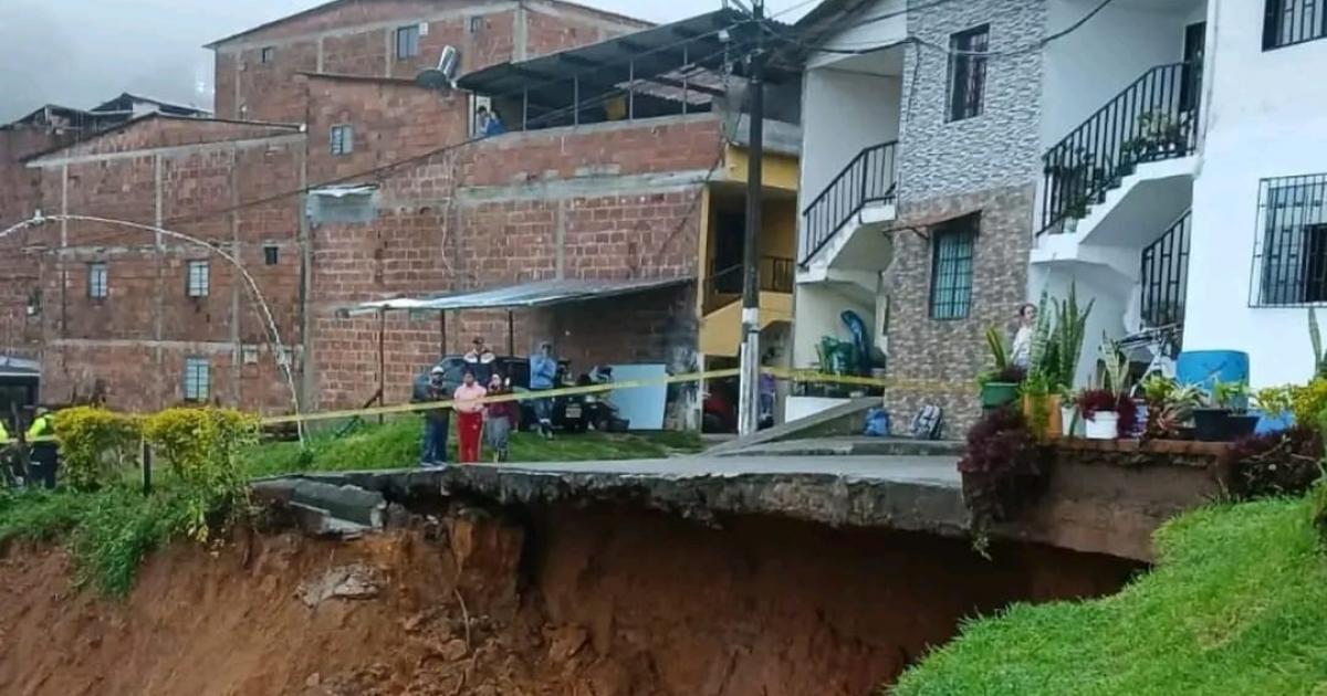 Desprendimiento de tierra tiene en riesgo 20 viviendas en el municipio de Granada, Antioquia