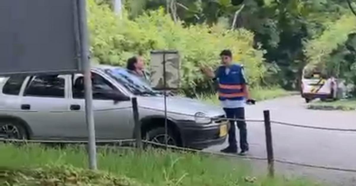 Indignación en Bello: Conductora agredió a un estudiante porque no le dio paso
