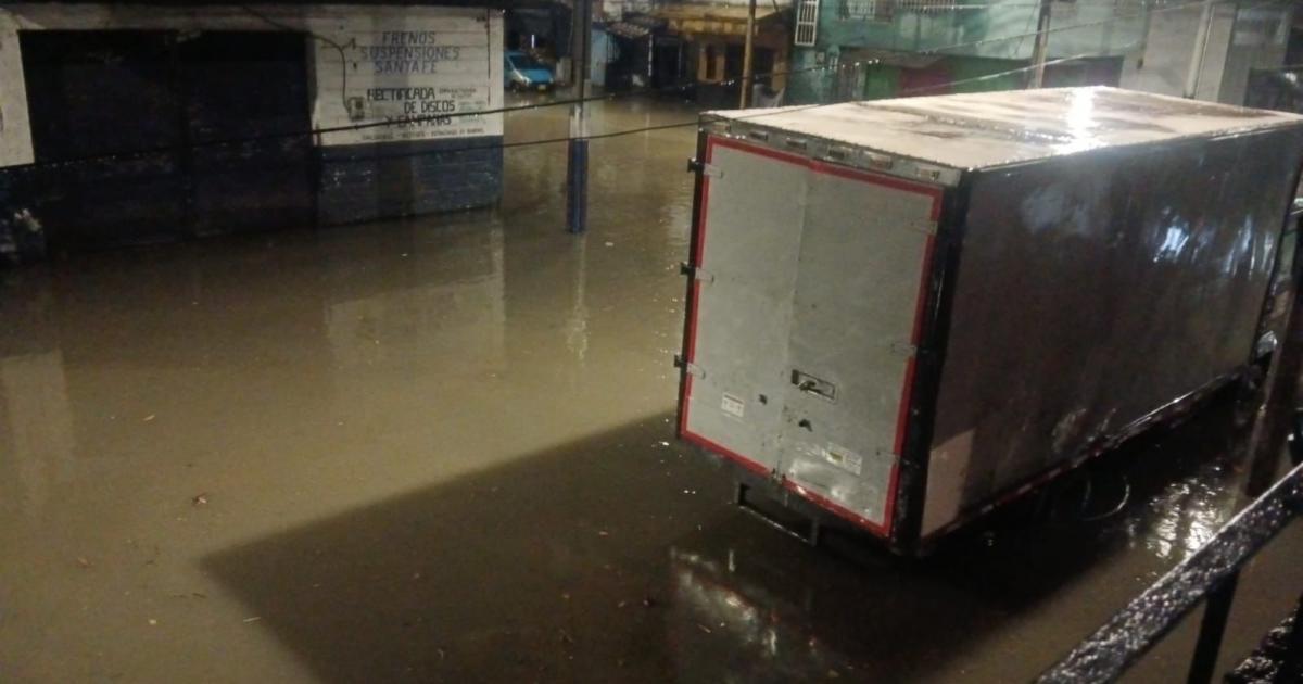 Tormenta eléctrica en el Valle de Aburrá deja vías inundadas y quebradas a punto de desbordarse