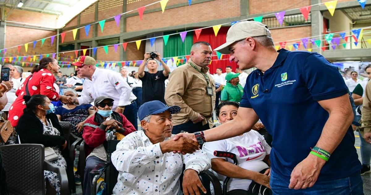 Autoridades de Antioquia entregan subsidio de renta vitalicia