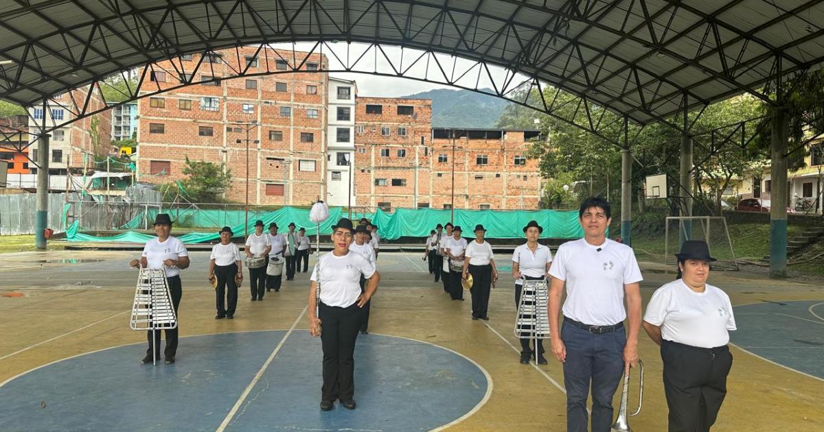 Invitaron a la banda marcial de abuelitos de Barbosa a tocar en el Carnaval de Barranquilla… pero no hay billete pa’ llegar