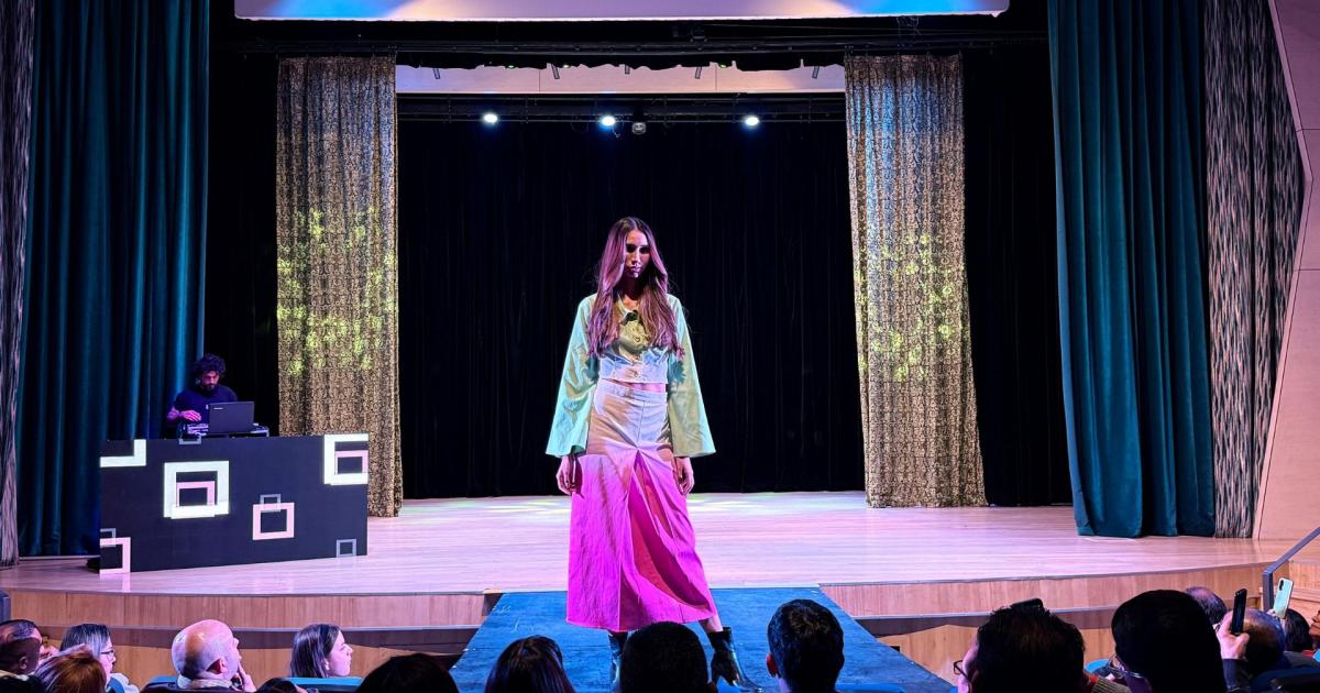 Mujeres trans del Amazonas reutilizan uniformes usados de la Policía para convertirlos en colección de moda