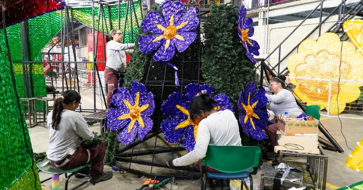 Los alumbrados navideños en Medellín fueron tejidos a mano por artesanas y madres cabeza de familia