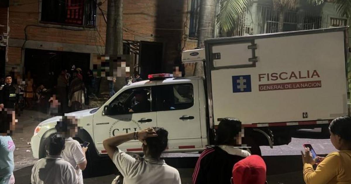 Agresión brutal: Le pegaron puños, lo patearon y lo mataron a puñaladas en Medellín