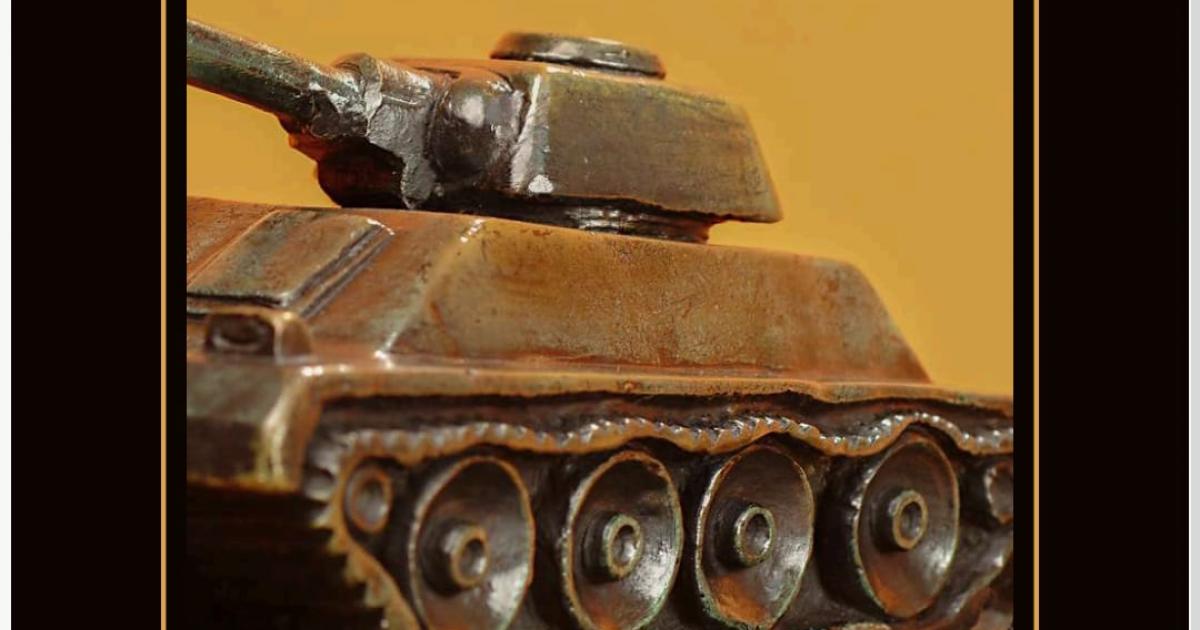 El arte que transforma armas en símbolos de paz en Medellín