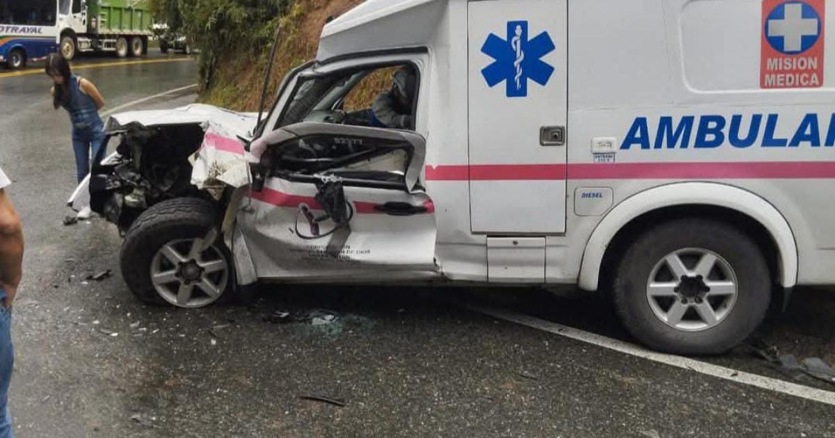 Tractocamión habría invadido carril y causado choque contra ambulancia en vía a Santa Rosa de Osos: dos heridos