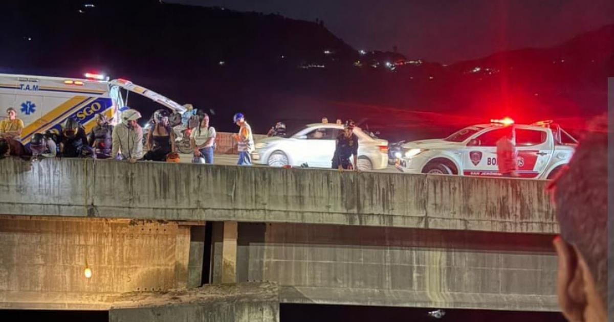Motociclista cayó de un puente y sobrevivió milagrosamente en Santa Fe de Antioquia