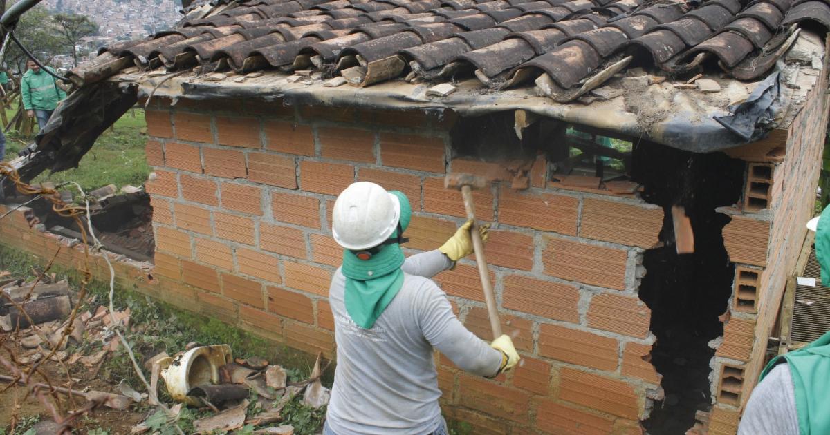 Demuelen 10 edificaciones precarias detectadas por monitoreo satelital en el Cerro Pan de Azúcar de Medellín