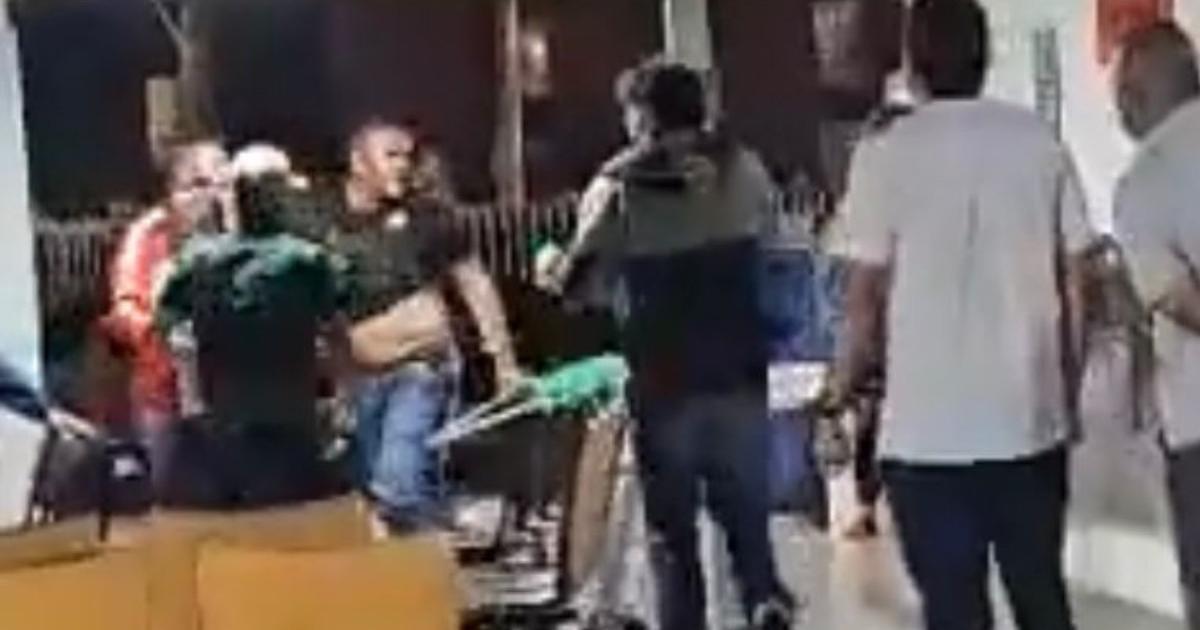 Hinchas de Nacional y América se enfrentaron a palo y cuchillo en plena clínica de Medellín