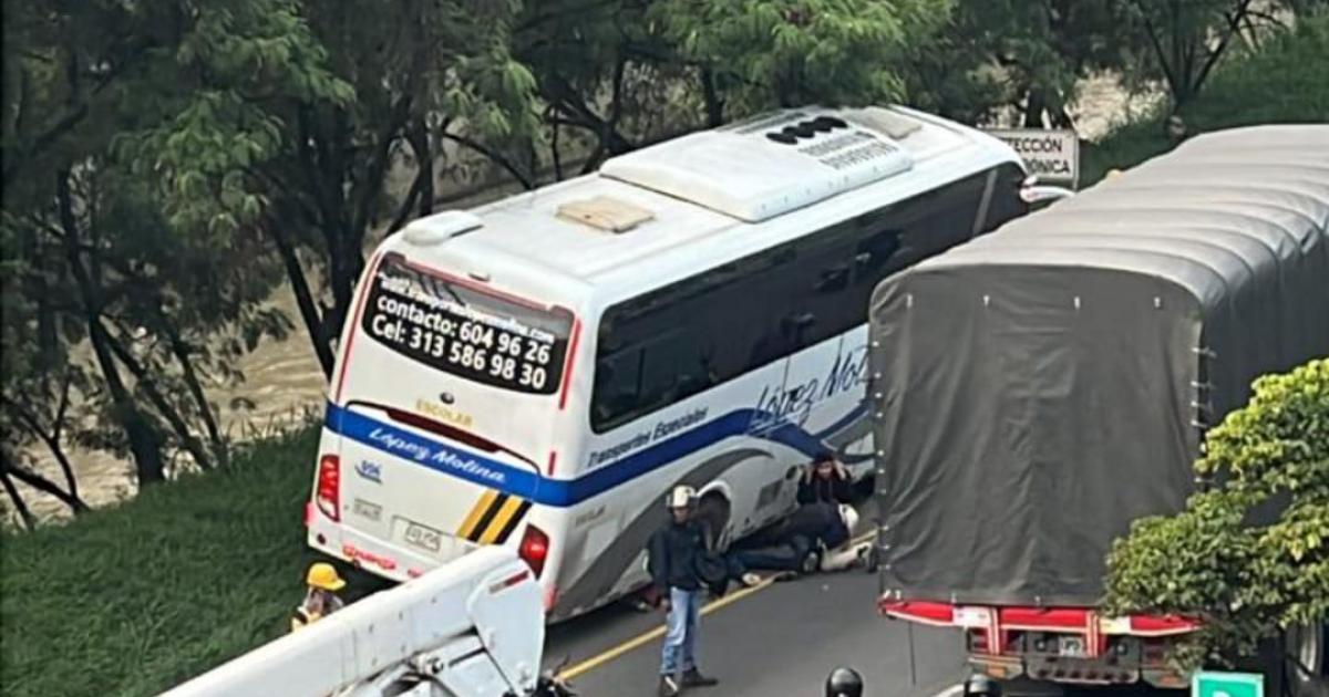 Una mujer murió embestida por un bus en la Autopista Sur en límites de Medellín e Itagüí