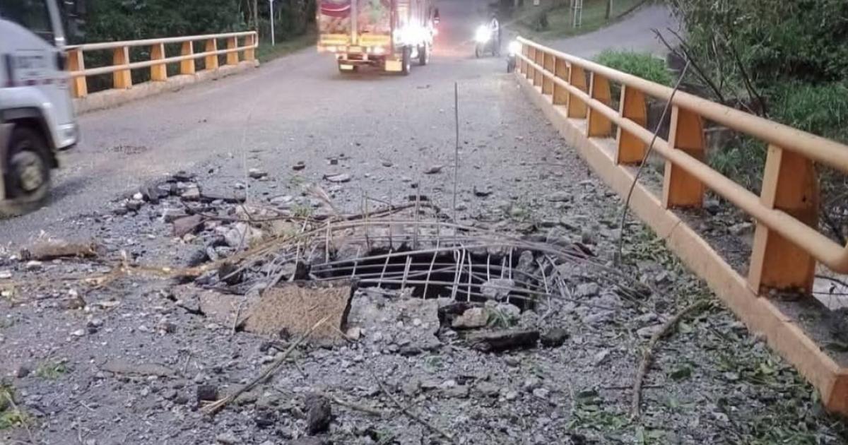 Escalada violenta: Grupos armados detonaron artefacto en un puente en la vía Medellín - Salgar