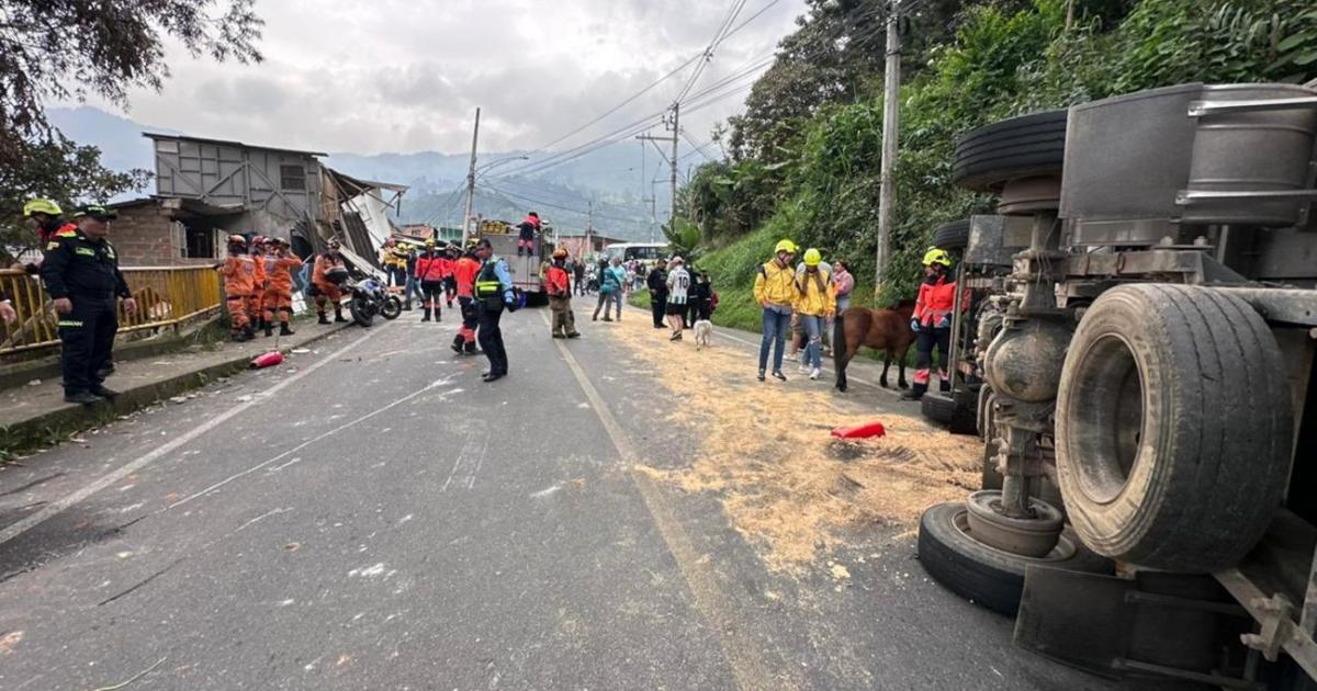 Seis personas son atendidas en centros médicos tras volcamiento de bus en Medellín