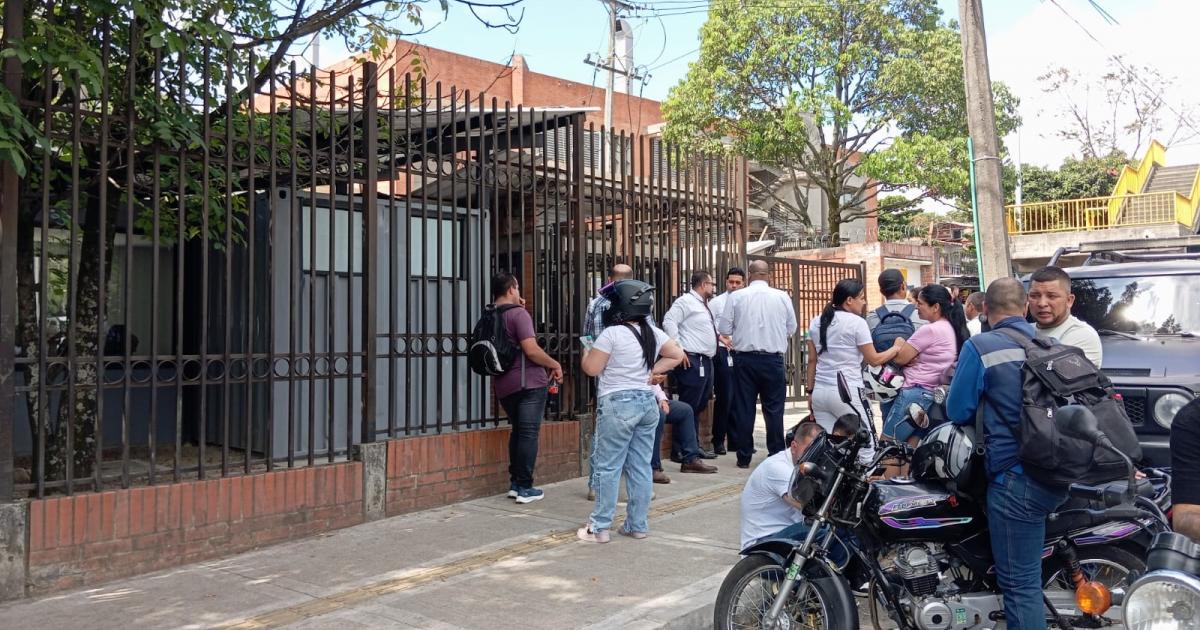 Familiares de jóvenes fallecidos en accidente de bus en Antioquia esperan en Medicina Legal la entrega los cuerpos
