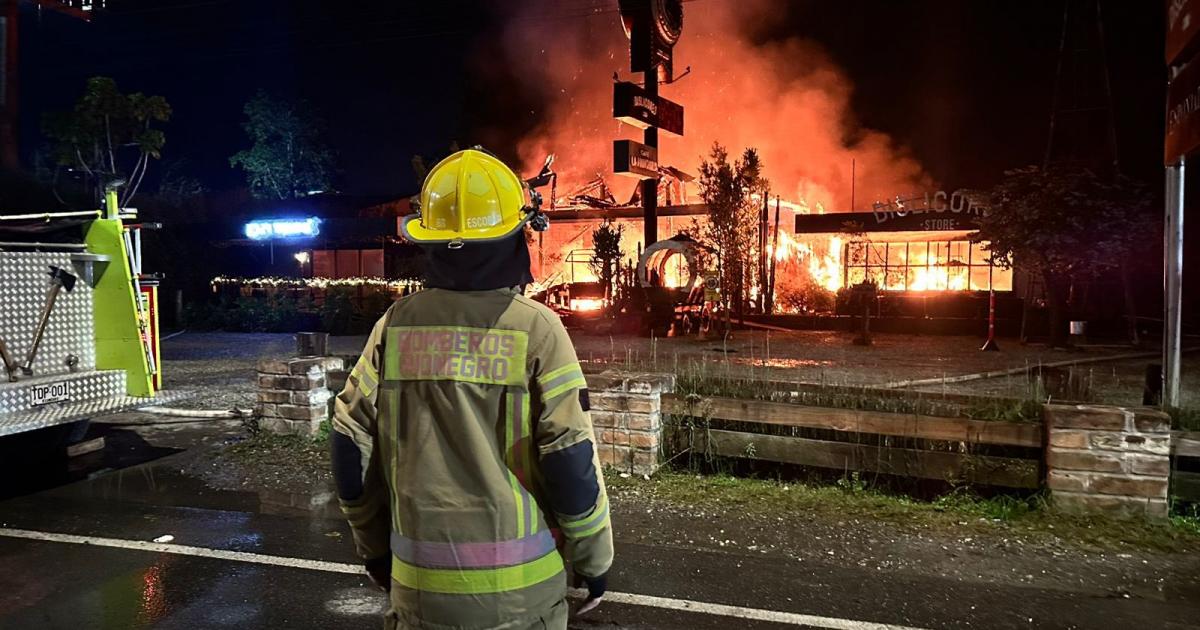 Un incendio afectó tres importantes empresas del Oriente antioqueño