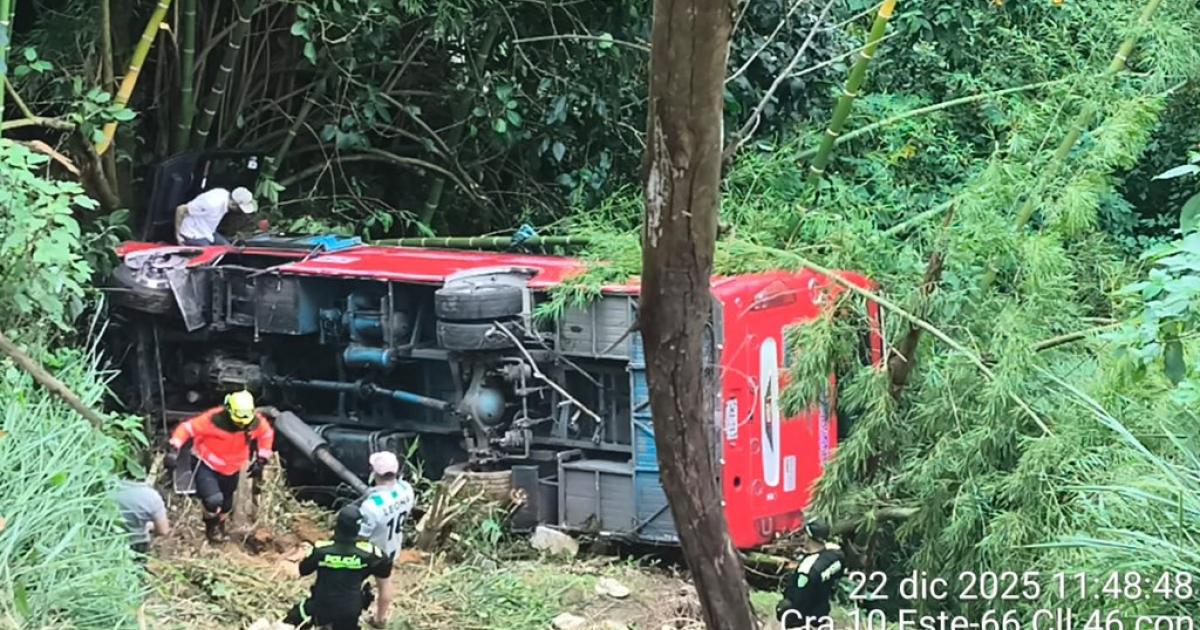 Grave accidente en el corregimiento de Santa Elena: Bus con 25 pasajeros cayó a un abismo