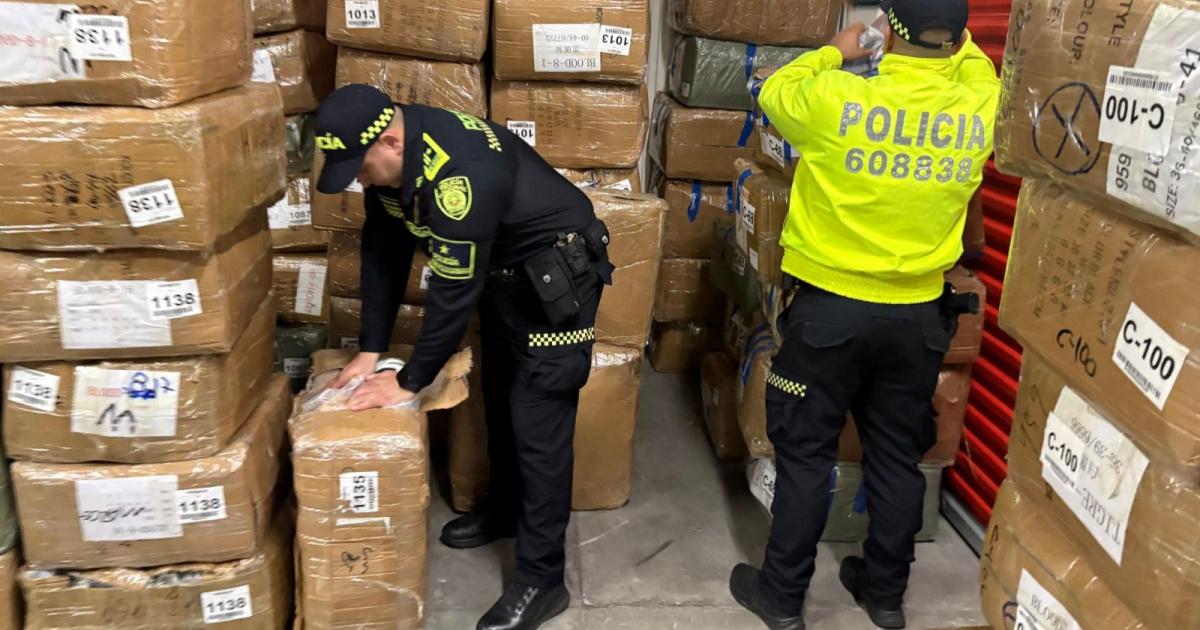 Encontraron 6.700 pares de tenis ilegales en bodega de Medellín; la mercancía de contrabando está avaluada en $1.700 millones