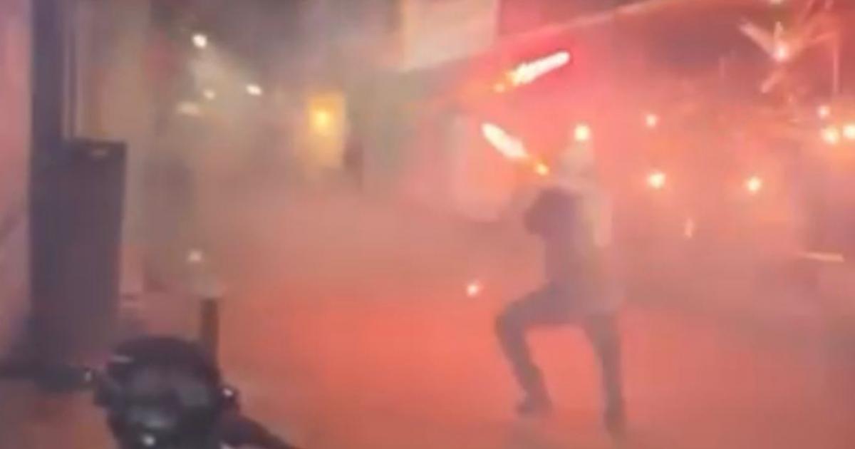 Grupo de jóvenes en Remedios, Antioquia, se enfrentan con "luces de bengala" y arriesgan su vida