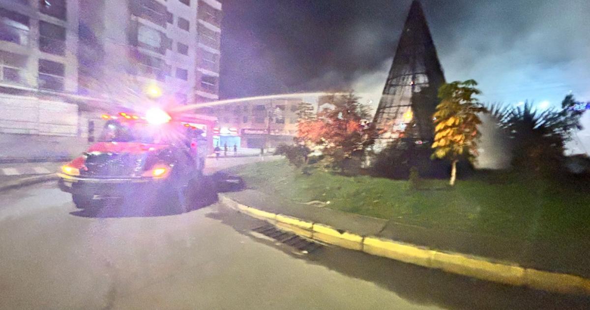 Buscan al hombre que borracho vandalizó y quemó el árbol navideño de la plaza de mercado de Guarne