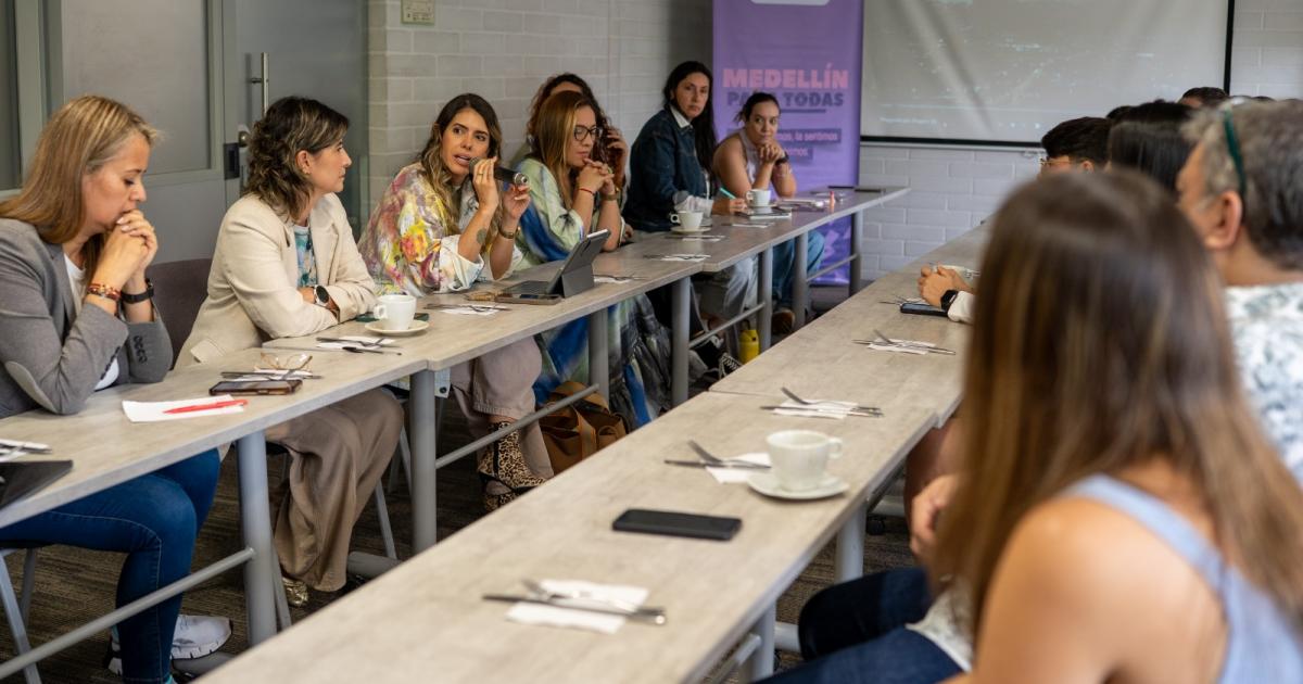 Mujeres lideran empleo en Medellín, pero 84% de ellas trabajan en la informalidad: Alcaldía fortalece estrategia 