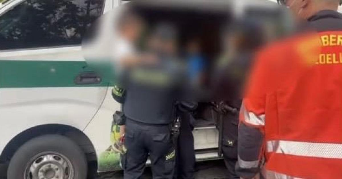 Tres niños fueron rescatados por la policía y los bomberos de Medellín tras ser hallados en estado de abandono