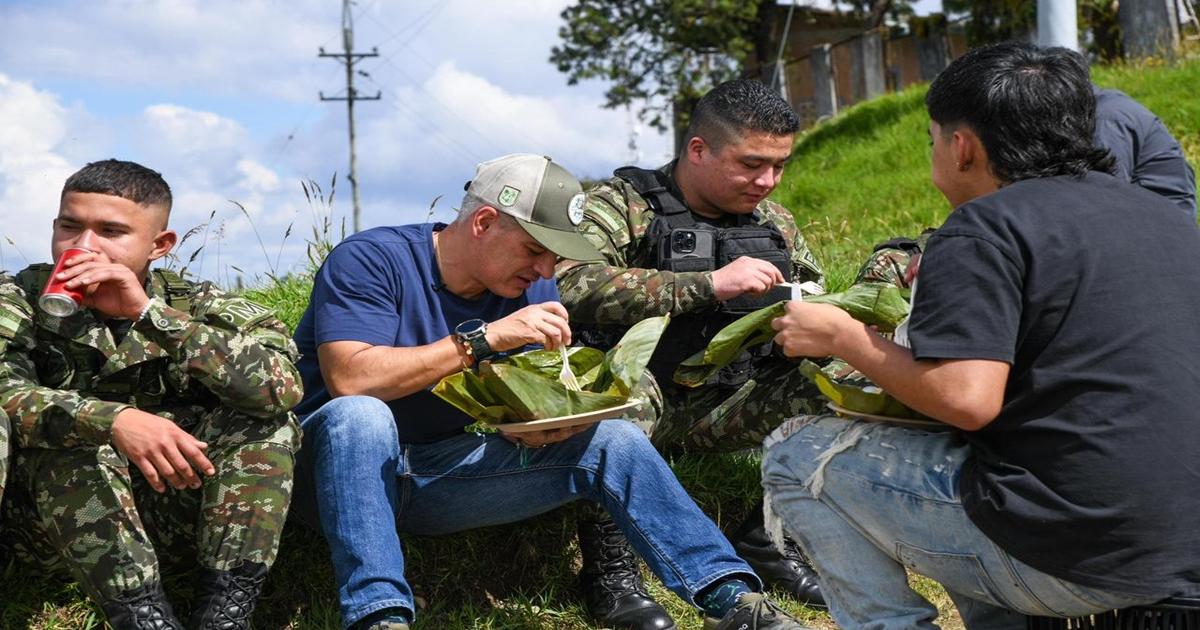 Gobernador de Antioquia y alcalde de Medellín envían mensajes navideños en medio de homenaje a militares