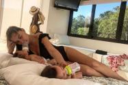 María Clara Rodríguez alimentando sus mellizos al tiempo.