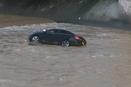 Vehículo que cayó al río Mededellín