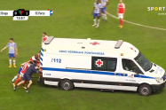 Captura de pantalla, jugadores empujando ambulancia