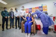 Alba Rocío Montoya, la primera persona vacunada en Medellín.