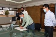 Firma del convenio para créditos a campesinos.