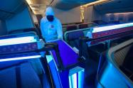 Avión siendo desinfectado durante pandemia