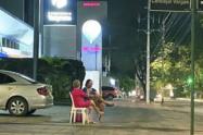 mujer hace brindis desde hace 22 años en el lugar donde murió su hijo