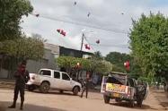 Los sujetos, vestidos con camuflados y portando brazaletes y pañoletas con la bandera del ELN, llegaron a la población en varias camionetas. 