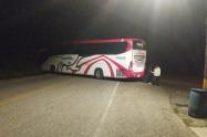 Grupo armado ilegal atacó a buses de servicio público y camiones en la vía que conecta a Medellín con la Costa Atlántica. Dos personas resultaron heridas