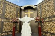 Monumento en tamaño real del Papa Francisco en la iglesia La Natividad de Valledupar. 