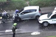 Vehículo escapando de accidente de tránsito, en Medellín