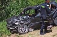 Aparatosa colisión entre dos vehículos particulares deja un muerto y una mujer herida en Rionegro