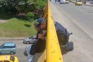 Uniforme de héroe: Policía evitó que joven se lanzara desde un puente en Medellín 