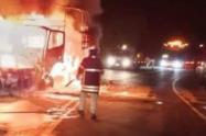 Dos personas murieron incineradas tras colisión de furgón y automóvil en la vía Frontino-Uramita, Antioquia