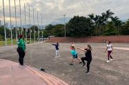 Actividades físicas en la Plaza Gardel
