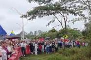 Plantón a las afueras de la casa del expresidente Uribe 