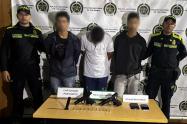 Así cayeron los tres hombres que se escondían en el techo tras robar un local en Belén, Medellín 
