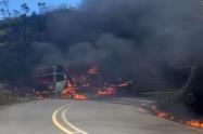 Camión con mercancía de las tiendas D1 fue incinerado en Anorí (Antioquia) 