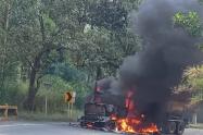 Invasión de carril provocó accidente fatal en Antioquia: motociclista murió y camión de EPM se incendió