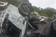 Conductor de camión vivió minutos de terror al quedarse sin frenos en Fredonia; salió ileso