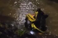 Taxista se salvó de milagro al caer al río Medellín 