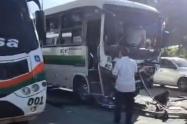 Accidente entre bus y camión de basura deja 20 heridos en la vía Barbosa–Girardota; investigan exceso de velocidad o falla mecánica