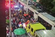 Increíble: Un motociclista quedó atrapado entre el tranvía y un poste en Medellín