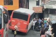 Bus sin frenos arrolló a motociclista en Medellín: el conductor se salvó de milagro en el barrio Carpinelo